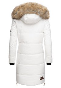 Biely puffer kabát s kapucňou z kožušiny, prešívaný dizajn, dlhé rukávy, rebrované manžety a hnedé kožené značkové akcenty na leme.