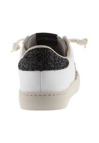 Sneaker bianca con un tallone glitterato nero, suola crema e lacci beige. Parte superiore in pelle liscia con dettagli testurizzati sul retro.