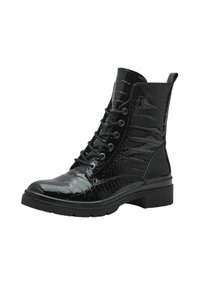 Botines de charol negros con textura de cocodrilo, diseño de cordones, punta redonda y un tacón grueso y robusto para mayor estabilidad.