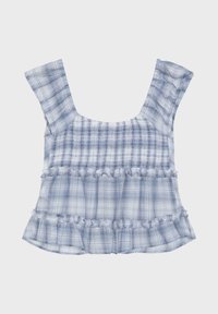 Blouse sans manches à carreaux bleu et blanc avec encolure carrée, corsage smocké et volants superposés sur fond clair.