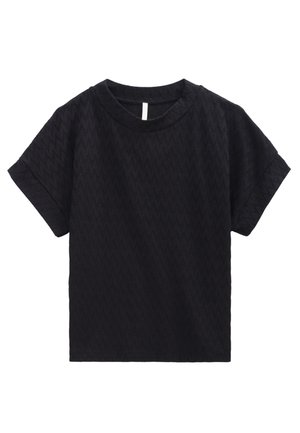 Schwarzes T-Shirt mit kurzen Ärmeln und einem strukturierten Zickzackmuster, rundem Halsausschnitt und einem weißen Etikett auf der Rückseite. Lockere Passform, weicher Stoff.