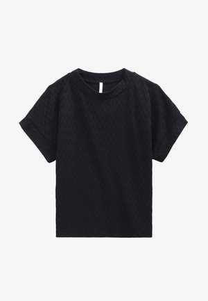 T-shirt noir à manches courtes avec un motif en zigzag texturé, encolure ronde et une étiquette blanche à l'arrière. Coupe décontractée, tissu doux.
