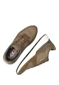 Bruna sneakers med en blandning av mocka och mesh-material, runda snören, en vit mellansula och texturerad detaljering på sidorna.