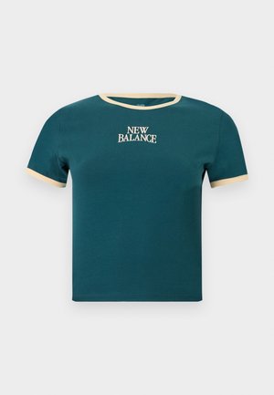 Tokroheline lühikeste varrukatega T-särk beeži äärega krae ja varruka servadel, mille keskel rinnal on tekst "NEW BALANCE".