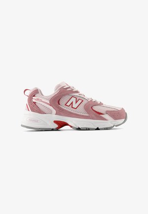 Rosa-weißer New Balance 530 Sneaker mit Mesh- und Wildledereinsätzen, weißer Sohle, roten Akzenten und "N"-Logo an der Seite.