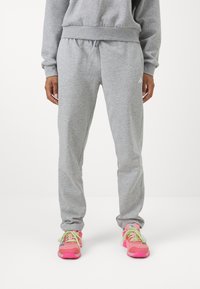 adidas Sportswear ESSENTIALS SMALL LOGO FEEL COZY OPEN HEM PANT - Calças de fato de treino - medium grey heather