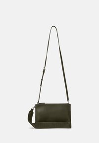 Bolso bandolera de cuero verde oliva con correa ajustable, cierre con cremallera y logotipo embosado en la correa. Textura suave y forma rectangular.