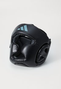 Casque de boxe noir avec intérieur rembourré, design à visage ouvert, bandes accentuées bleues et fermeture arrière ajustable pour un maintien sécurisé.