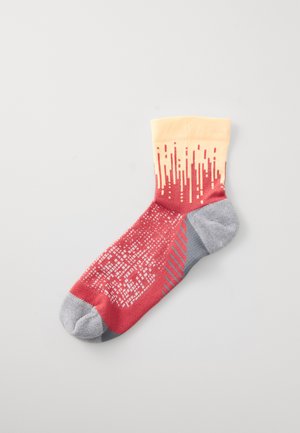PERFORMANCE RUN QUARTER UNISEX - Sportsokken - orange glow/dark pink clay