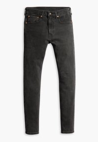 Vaqueros de mezclilla negra con un corte ajustado, que cuentan con remaches de cobre, bolsillos estándar y un dobladillo limpio. La tela tiene una superficie suave y ligeramente texturizada.