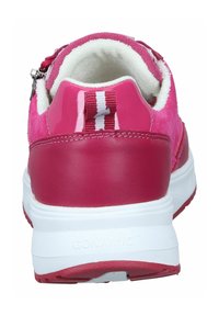 Różowy sneaker z zamszową i lakierowaną cholewką. Biała gumowa podeszwa. Posiada zamek błyskawiczny i paski na obcasie. Miękka wyściółka wnętrza.