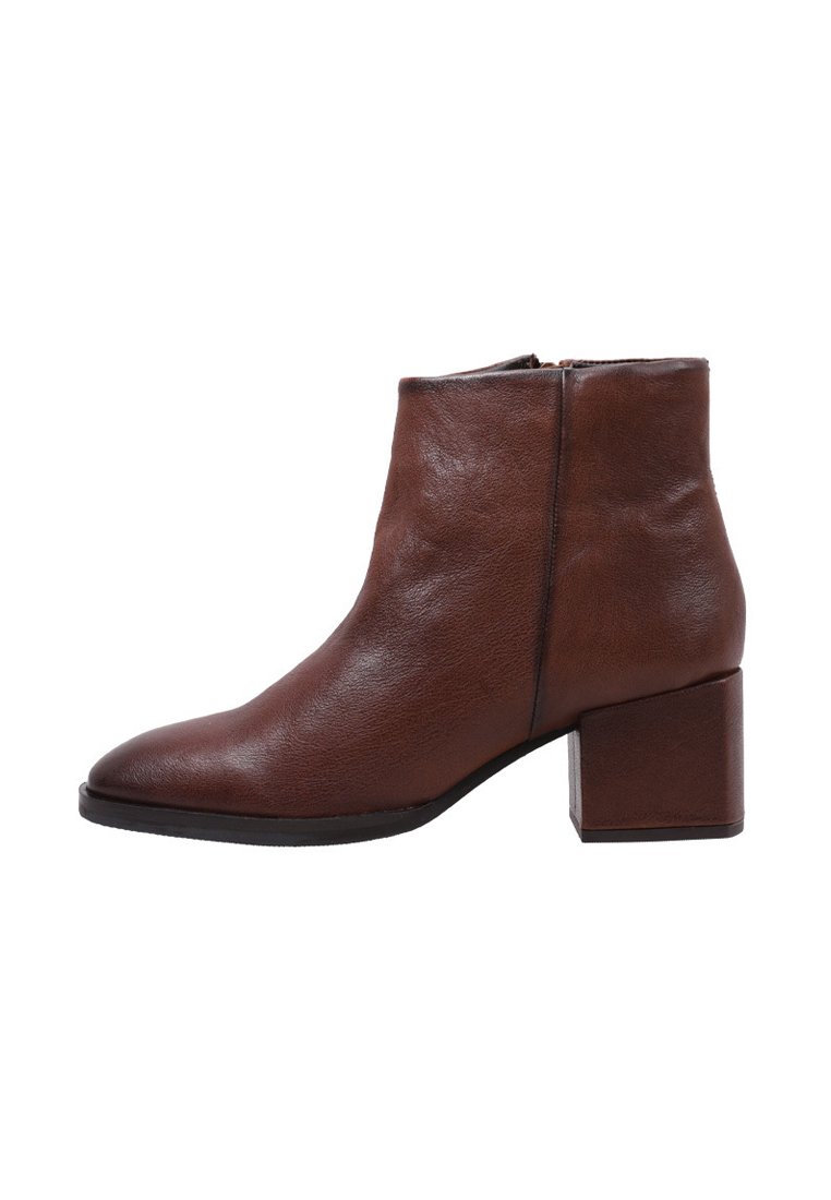 Sandra Fontán DAY - Classic ankle boots - camel