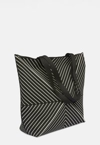 Borsa tote in bianco e nero con strisce diagonali, base piatta e doppi manici in tessuto per il trasporto. Realizzata in materiale durevole.