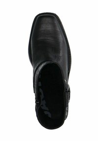 Bottine noire en cuir avec une texture en relief de crocodile, bout carré, fermeture éclair sur le côté et doublure intérieure douce.