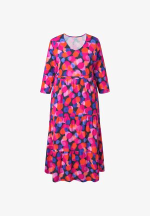 Meerjarige jurk met een V-hals, driekwart mouwen en een gelaagd ontwerp. Heeft een levendig patroon van roze, blauwe en oranje stippen.