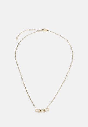 Collier en or comprenant une chaîne texturée et un pendentif central de forme élancée et mince, avec des détails d'accent contrastés.