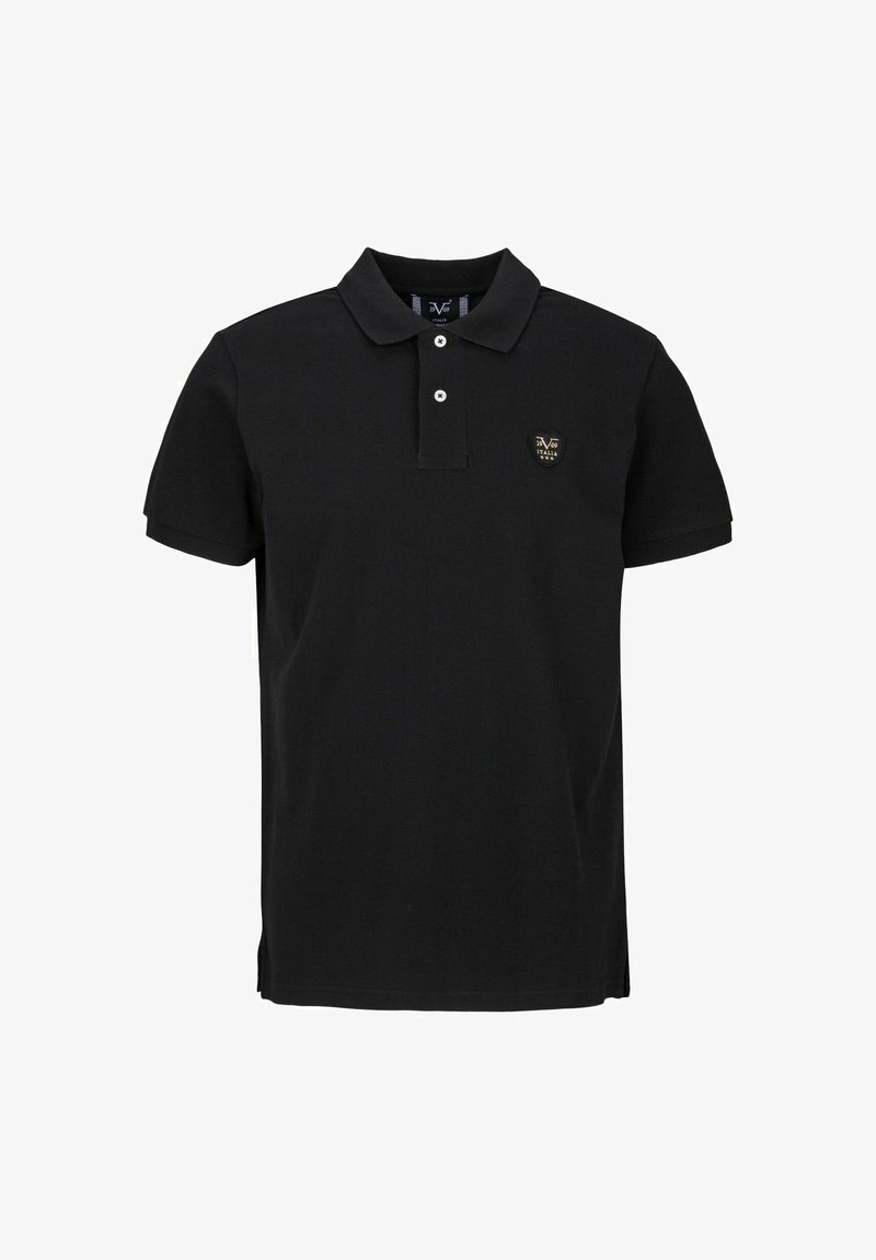 Schwarzes Polo-Shirt aus Baumwolle, mit klassischem Kragen, zwei Knopfverschluss und einem kleinen Logo-Patch auf der linken Brust. Kurze Ärmel.