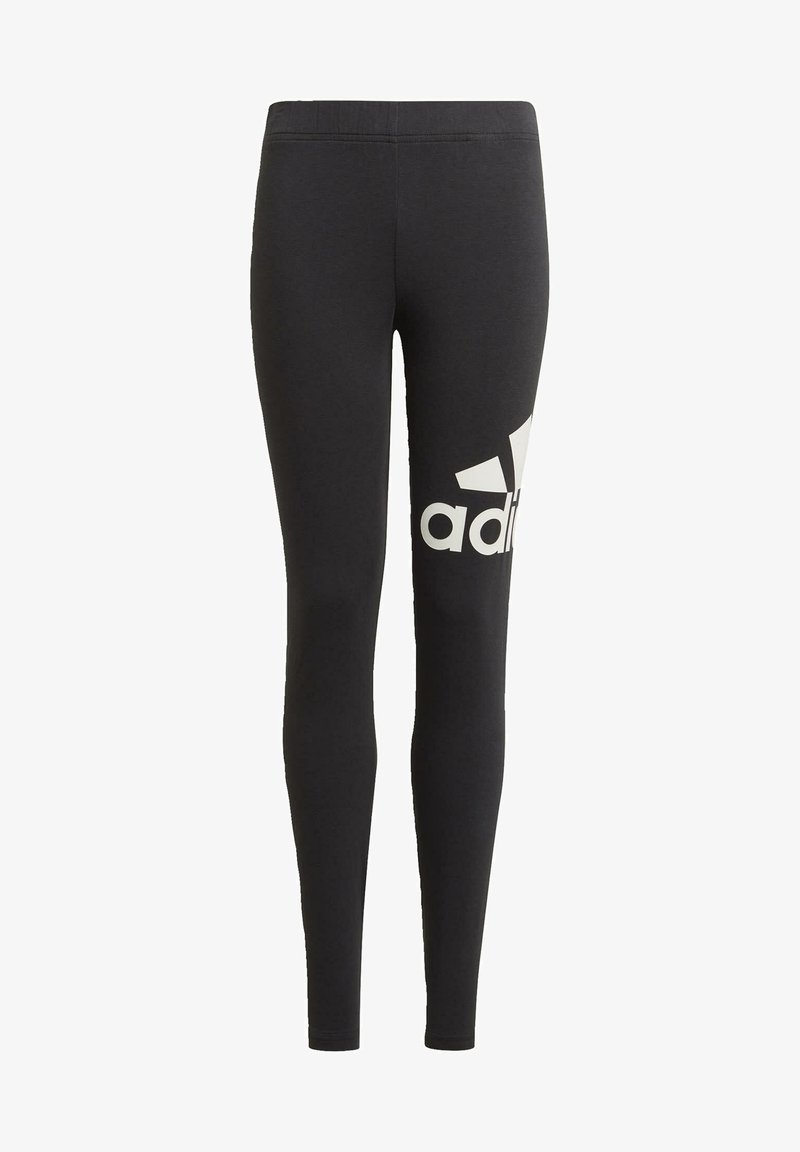 Leggings negros de tela elástica con cintura alta. Presentan un gran logo blanco de Adidas en el muslo izquierdo.