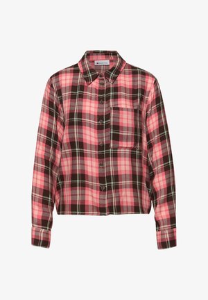 Chemise à manches longues à carreaux roses et bruns avec des boutons sur le devant, une poche poitrine et un col classique.