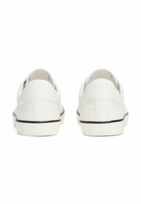Baskets en cuir blanc avec une texture lisse, design bas, accent noir sur la semelle et détails de couture à l'arrière.