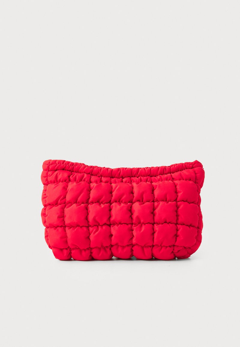 Borsa a pochette trapuntata rossa con una piacevole texture morbida e imbottita, caratterizzata da una parte superiore arricciata e forma rettangolare. Adatta per vari oggetti essenziali.