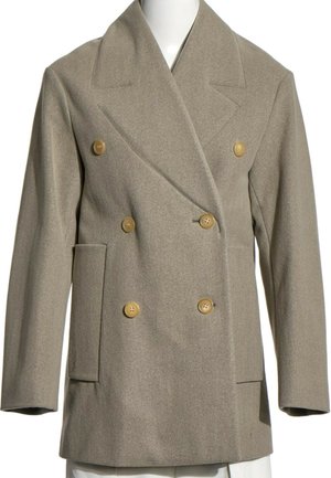Manteau en laine beige à double boutonnage avec larges revers, six boutons marron et deux poches à rabat à l'avant.