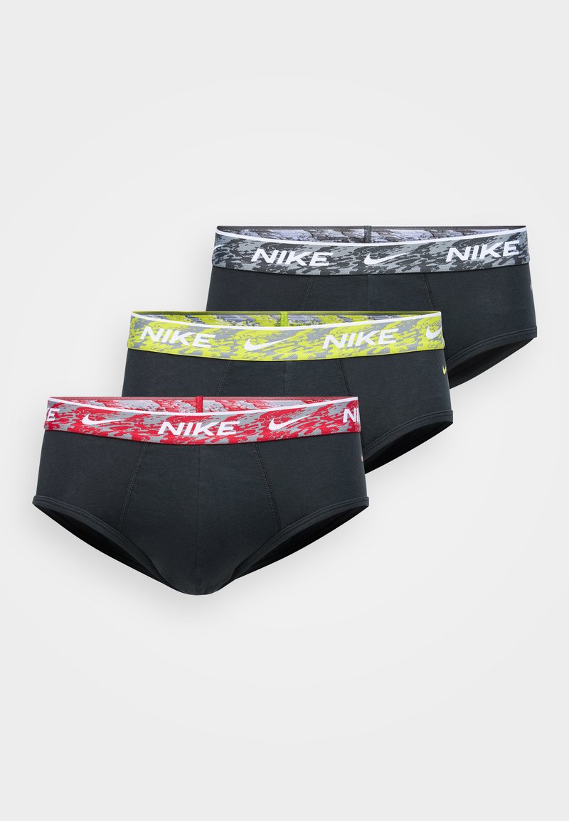 Három pár fekete Nike boxeralsó mintás elasztikus derékpántokkal szürkében, zöldben és pirosban, melyeken jól látható a Nike logó.