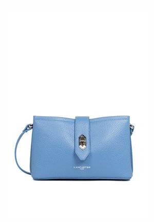 Borsetta in pelle blu con finitura texture, chiusura a patta superiore e accento argento. Presenta una tracolla removibile per maggiore versatilità.