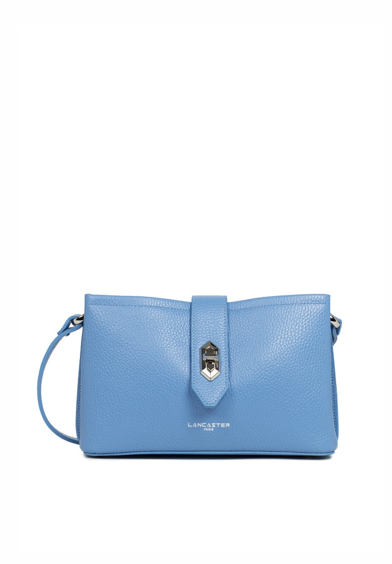 Borsetta in pelle blu con finitura texture, chiusura a patta superiore e accento argento. Presenta una tracolla removibile per maggiore versatilità.