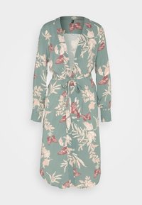 Sukienka w stylu kimono z kwiatowym wzorem w kolorze teal, z długimi rękawami, paskiem w talii i lekko luźnym krojem, uszyta z miękkiej tkaniny.