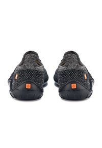 Czarno-szare dzianinowe buty z elastyczną podeszwą, z pomarańczowymi akcentami i logo. Model wsuwany z zaokrąglonym obcasem i teksturowanym wierzchem.
