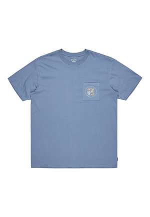 Blaues T-Shirt aus Baumwolle, mit einer Brusttasche auf der linken Seite und einem bedruckten Design mit Palmen und Text auf der Tasche. Strukturierte Passform.