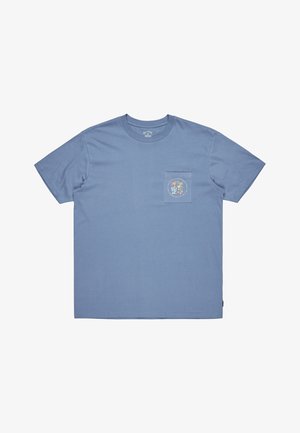T-shirt bleu en coton, avec une poche sur la poitrine gauche et un design imprimé de palmiers et du texte sur la poche. Coupe structurée.