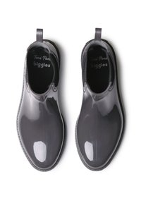 Botas de tobillo de goma grises con un acabado brillante, puntera redondeada, tiradores y forro interior texturizado para mayor comodidad.