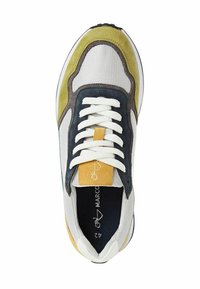 Sneaker multicolore realizzato in materiali mesh e suede; presenta accenti grigio scuro, giallo e verde; lacci bianchi; soletta imbottita.