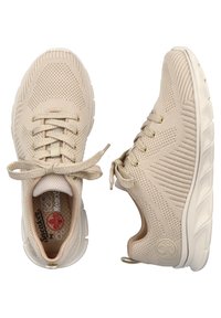 Beezik sportlikud jalatsid tekstuuriga kudumise ülemise osaga, ümmargune varvas, nöörimisega disain ja pehme tallaga; tagaküljel on logo.