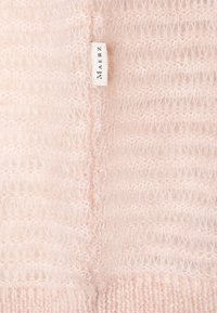 Pullover a maglia di un delicato rosa chiaro con un motivo testurizzato, tessuto morbido e un'etichetta cucita di lato.