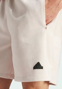 adidas Sportswear Z.N.E. PREMIUM - Korte broeken - putty mauve