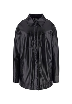 Giacca camicia in finta pelle nera con colletto a giro, chiusura con bottoni frontali, due tasche sul petto e una finitura elegante e liscia.