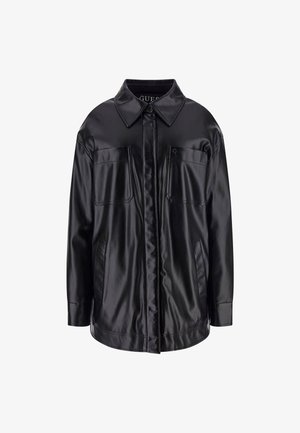 Giacca camicia in finta pelle nera con colletto a giro, chiusura con bottoni frontali, due tasche sul petto e una finitura elegante e liscia.