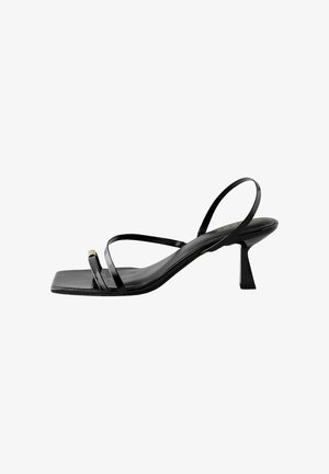 Sandal con tacco nero e punta quadrata, con due fasce sottili e tacco a blocco affusolato. Realizzato in pelle verniciata, con una texture liscia.
