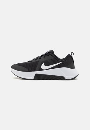 Sort mesh Nike løbesko med hvid sål og hvid swoosh-logo, set fra siden på en ensfarvet baggrund.