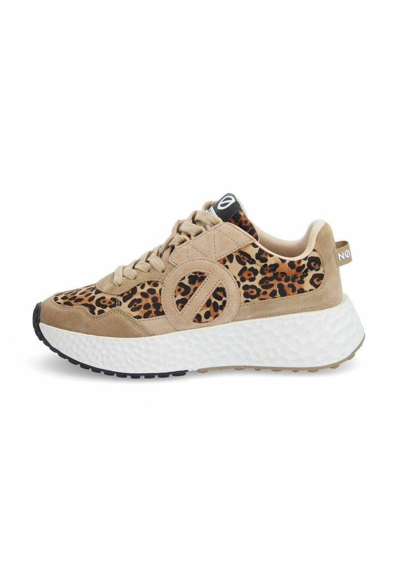 Tan suède sneakers met luipaardprintaccenten, voorzien van een ronde witte zool en een getextureerde zwarte rubberen buitenzool. Vetersluiting.
