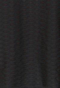 Tissu noir texturé présentant un motif discret en losange, surface lisse avec une légère brillance, et un bord net en bas.