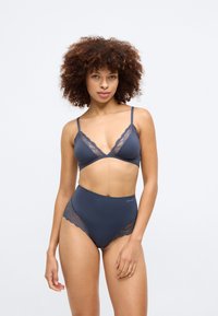 Ensemble de lingerie bleu marine comprenant un bralette avec des détails en dentelle et une culotte haute avec des accents en dentelle et une texture de tissu lisse.