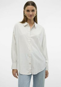 Camicia a maniche lunghe, colletto, con bottoni di colore crema con sottili righe verticali in colori pastello chiari. Tessuto morbido con una vestibilità comoda e orlo curvo.