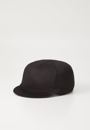 Boné preto feito de tecido texturizado, com uma coroa arredondada e um visor curto e rígido. Costuras detalhadas realçam o design.