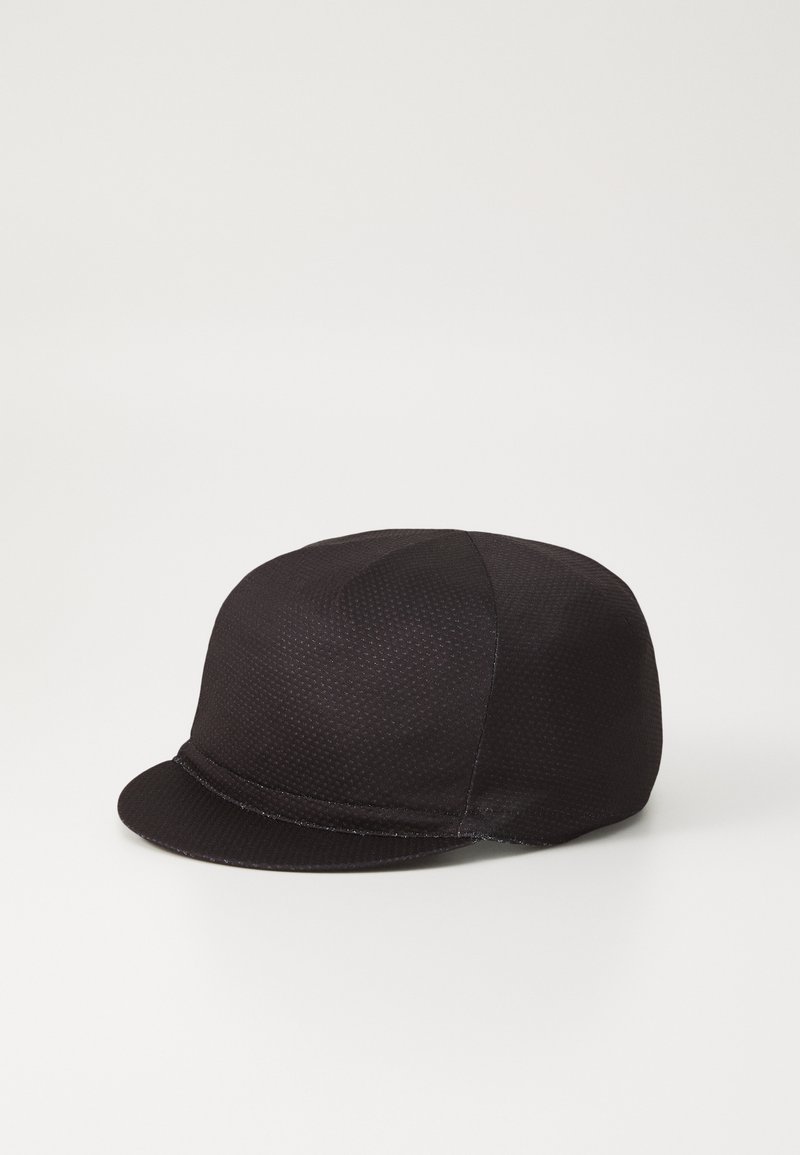 Gorra negra hecha de tela texturizada, con una corona redondeada y un visera corta y rígida. Los detalles de costura mejoran el diseño.