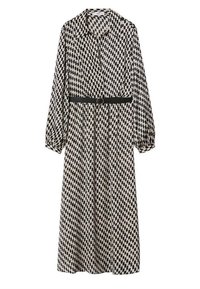 Robe longue à motif géométrique noir et beige, avec un col, des manches longues bouffantes, et une ceinture noire à boucle circulaire.