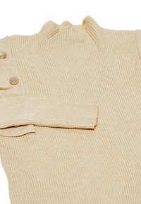 Pulover bej din tricot cu dantelă la gât și mâneci lungi, având butoane decorative aurii pe un umăr.